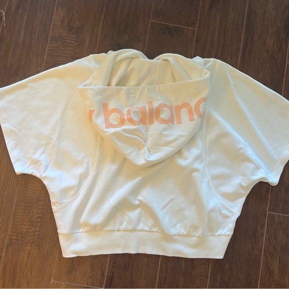 New Balance short sleeve hoodie - Picture 3 of 5